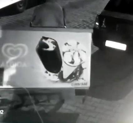 El arabası ile dondurma dolabını çaldı; o anlar kamerada