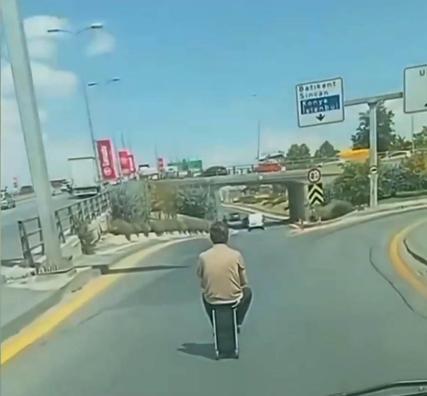 Elektrikli skuter valizle yolculuk kamerada