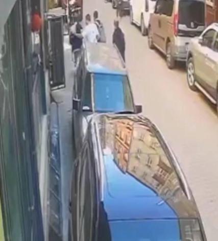 Sultangazide sözlü taciz iddiası; çevredekiler tarafından darbedildi