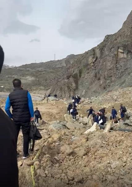 Heyelan nedeniyle 6 gündür kapalı olan Hakkari-Van kara yolu, kontrollü ulaşıma açıldı