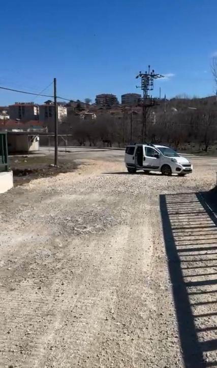 Kalabalık tepkisinden rahatsız olan belediye başkanı, köprüyü tek başına açtı