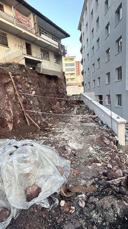 Ankarada inşaat kazısında temeli zedelenen bina boşaltıldı