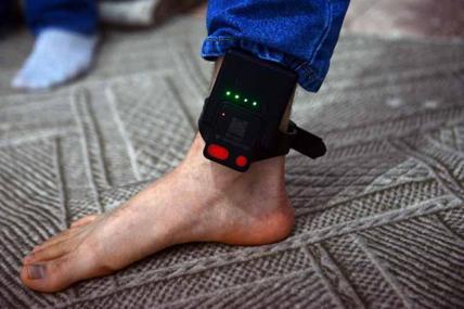 Bıçaklı kavganın sanığı 4,5 ayda tahliye oldu, ayırmak isteyen 1 yıldır elektronik kelepçeyle ev hapsinde