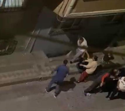 Sultangazi’de akrabaların sokağa taşan kavgasında kadın yumruklarla darbedildi