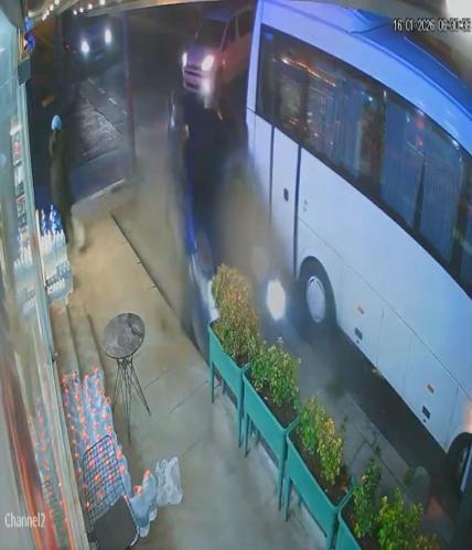 Arnavutköyde otomobil midibüse çarptı; binen kişi son anda kurtuldu