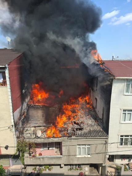 Avcılarda alevlerin 4 binaya sıçradığı yangını itfaiye söndürdü