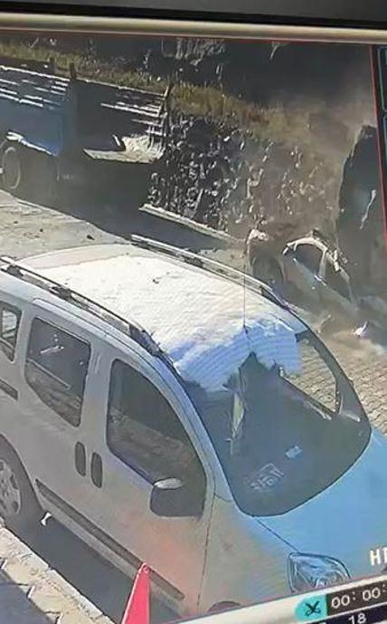 Heyelanda park halindeki cipin üzerine kaya düştü; 40 saniye ile ölümden döndü