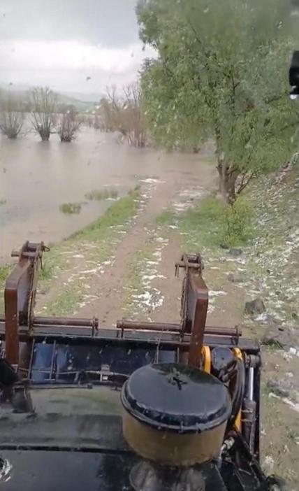 Sağanak sonrası dere taştı, bahçe ve ahırları su bastı