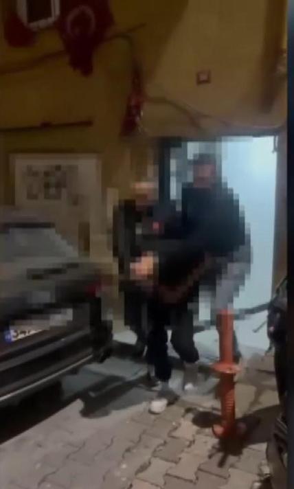 Beyoğlunda haraç için iş yeri kurşunlayan örgüt üyeleri adliyeye sevk edildi