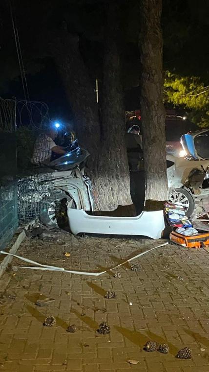 Otomobil önce otobüse sonra ağaca çarptı: 2 ölü, 1 ağır yaralı