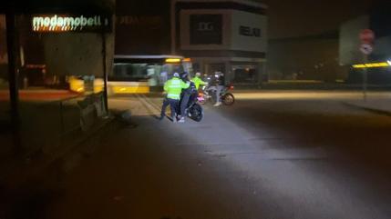 İhtara uymadı, kendisini durdurmaya çalışan polisi yere düşürdüğünü sosyal medyadan paylaştı