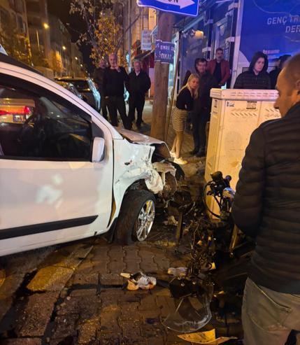 Kaza sırasında savrulan motosiklet sürücüsü yayaya çarptı; o anlar kamerada