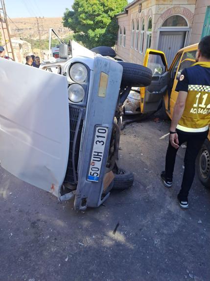 Minibüs, park halindeki 6 araç ve yayalara çarptı: 1 ölü, 2 yaralı