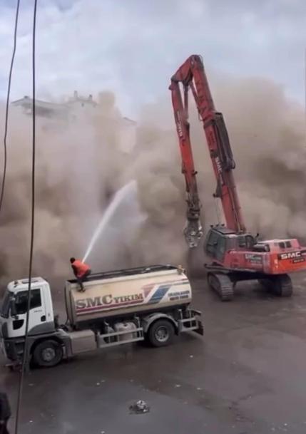 Diyarbakır’da 8 katlı bina, yıkım sırasında çöktü