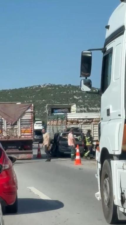 Mersinde hafif ticari araç, önündeki TIR’a çarptı: Aynı aileden 5 kişi öldü, 1 kişi yaralı