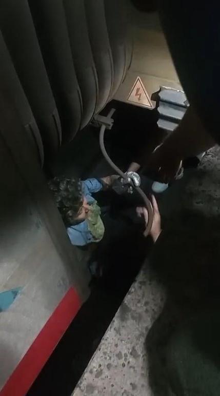 Marmarayda raylara oturan yolcu trenin altında sıkıştı; güvenlik görevlileri kurtardı