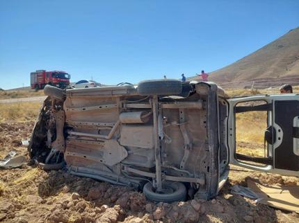 Takla atan hafif ticari aracın sürücüsü ile 4 yavru kediyi ekipler kurtardı