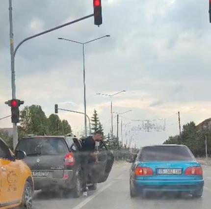 Trafikte tartıştığı kişilerin saldırısına uğrayacağını öne süren sürücü aracıyla kaçtı