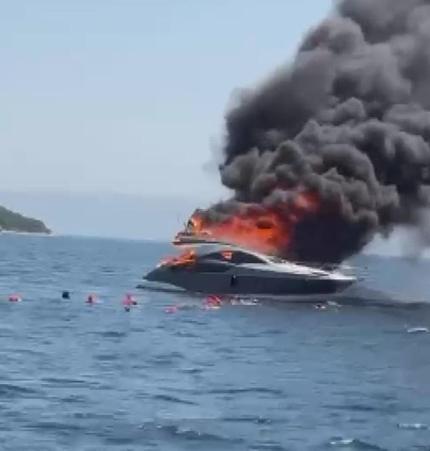 Kınalıada teknede yangın; 16 yolcu denize atlayarak kurtuldu