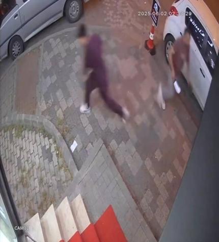 Küçükçekmece’de tartıştığı eski çalışanını satırla kovaladı