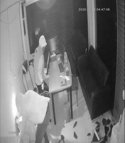 Fatihte iş yerlerinden kasa çalan hırsızlar kamerada