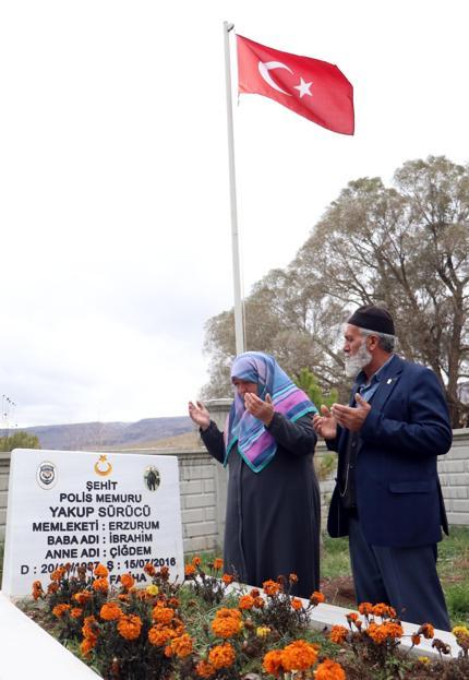 FETÖ elebaşının ölüm haberini alan şehidin ailesi oğullarının mezarına gitti: Hain geberdi