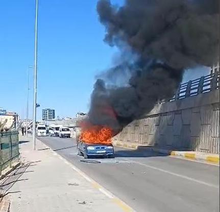 Sivasta otomobil alev aldı; sürücü yaralandı