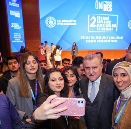 Bakan Bak: Kadın sporcularımızla gurur duyuyoruz