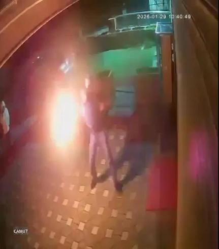 Büyükçekmecede iş yerini molotofla yakmaya çalışan 3 şüpheli tutuklandı