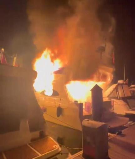 Tuzla marinada 4 tekne alev alev yandı