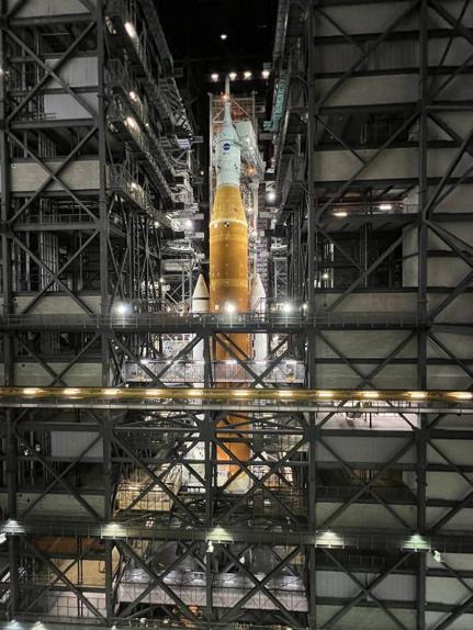 NASA Ay görevi için inşa edilen dev roketi, ilk kez fırlatma rampasına taşıyacak