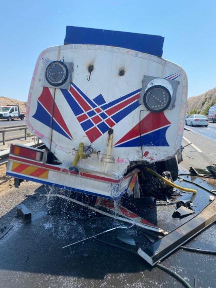 Su tankerine çarpan otomobilin sürücüsü öldü