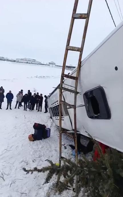 Patnos’ta yolcu otobüsü devrildi: 16 yaralı