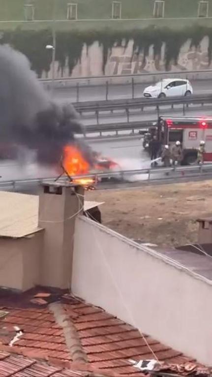 Üsküdar’da seyir halindeki otomobil alev alev yandı