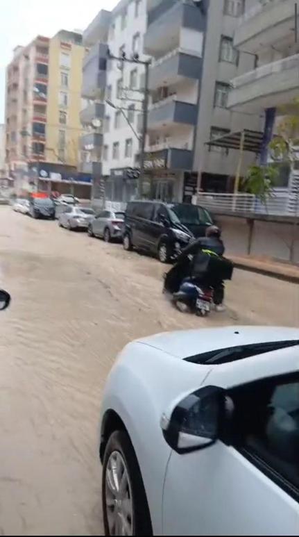Mardinde sağanak nedeniyle cadde ve sokaklar göle döndü