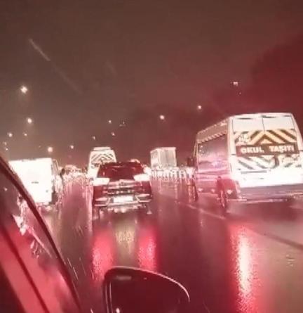 İstanbulda kar yağışı etkili oluyor