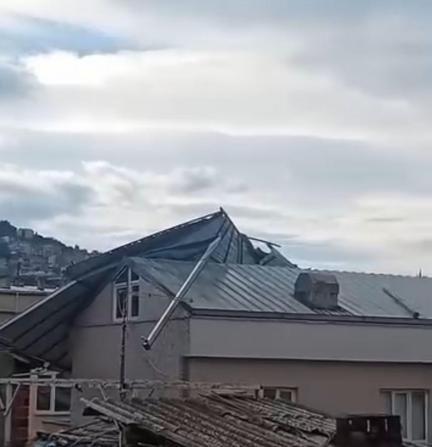 Bursada lodos etkili oldu; reklam tabelaları devrildi