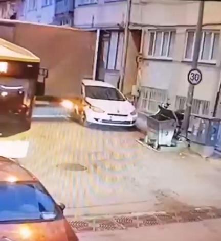 Yol vermek isterken kamyoneti ile kaza yaptı; o anlar kamerada
