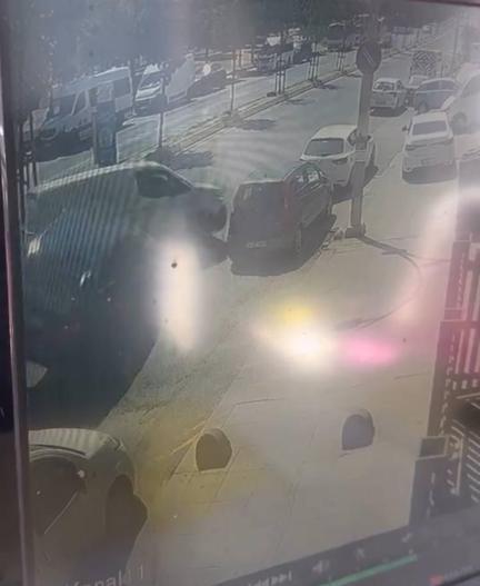 Sultangazide yasak noktadan U dönüşü yapan hafif ticari araca otomobil çarptı: 2 yaralı