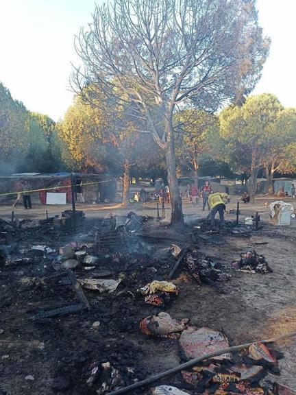 Barakada çıkan yangın, bitişiktekilere de sıçradı; 1 ölü