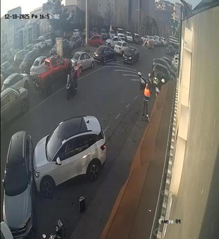 Maltepede sürücüsünün fren yerine gaza bastığı otomobil, başka araca çarptı; kaza kamerada