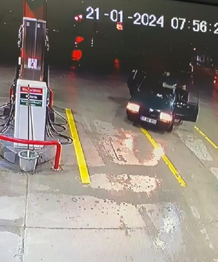 Çaldıkları otomobili, yakıtı bitince iterek götürdükleri akaryakıt istasyonunda yakalandılar