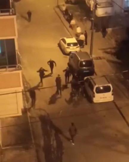 Arnavutköyde mahalledeki taşlı sopalı kavga kamerada