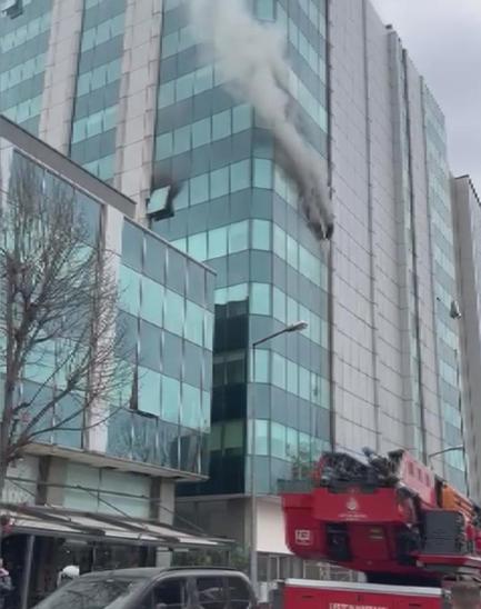 Zeytinburnunda iş merkezinde yangın: 1 yaralı