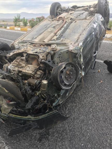 Refüje çarpan otomobil takla attı: 1 ölü, 4 yaralı