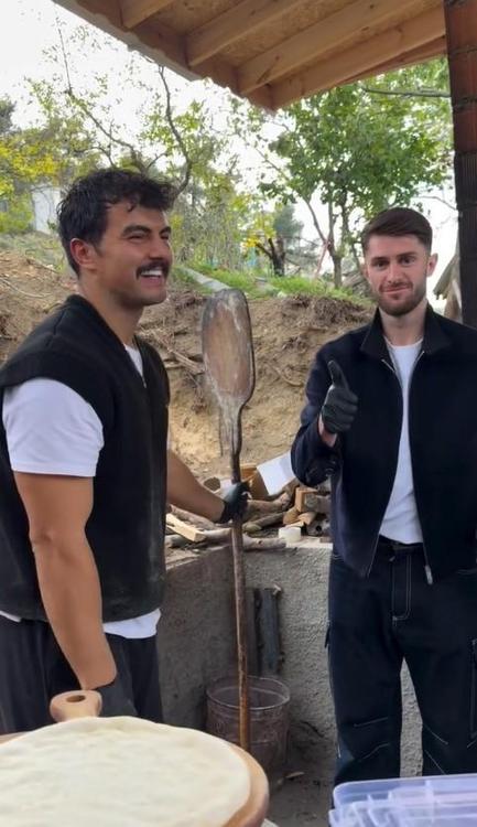 Milli futbolcu, memleketi İznikte kendi pizzasını hazırlayıp, pişirdi