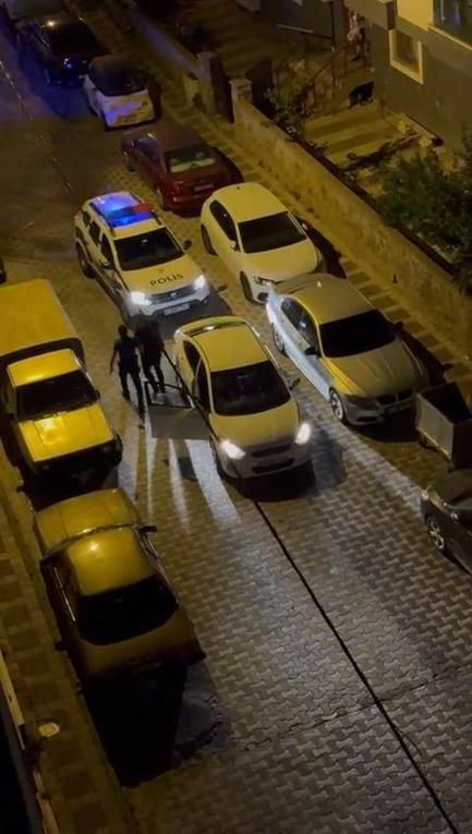 Ümraniyede Dur ihtarına uymayarak polisten kaçan 2 şüpheli yakalandı