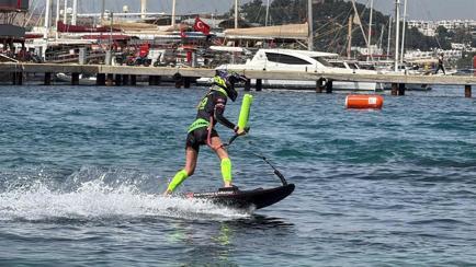 Bodrum’da su jeti, flyboard ve motosurf yarışları nefes kesti