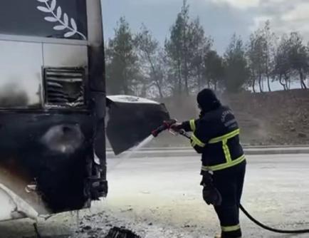 Seyir halindeki otobüste yangın çıktı, yolcular tahliye edildi