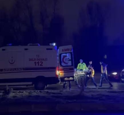 Cip, köprü korkuluklarına çarptı; 2 yaralı